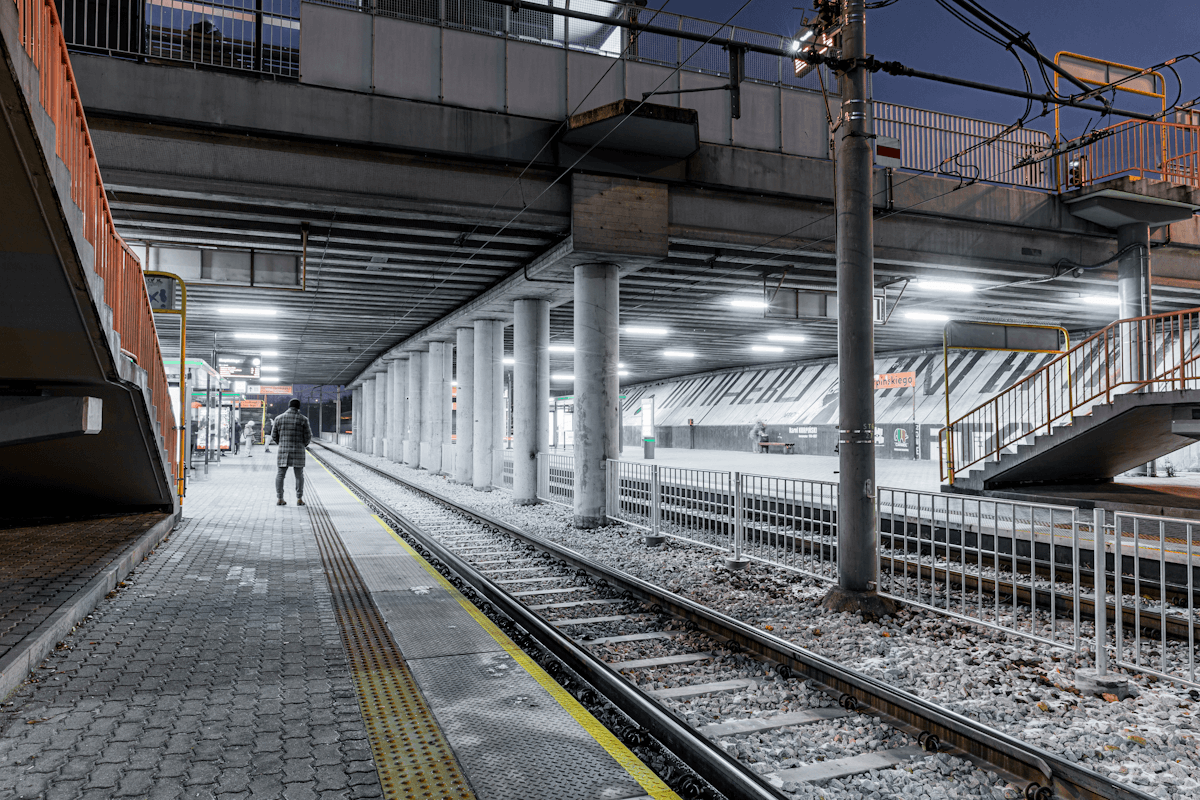 przystanek tramwajowy w Poznaniu pry PST Kurpińskiego z nowoczesnym oświetleniem led Lena Lighting