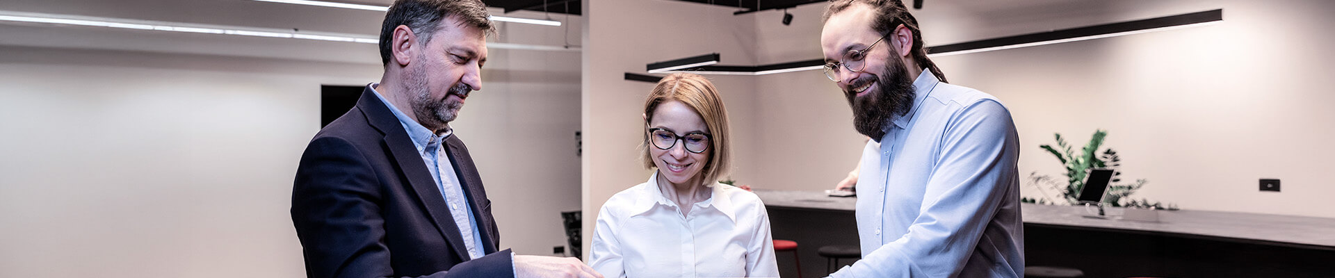 Lena Lighting- pracownicy rozmawiają