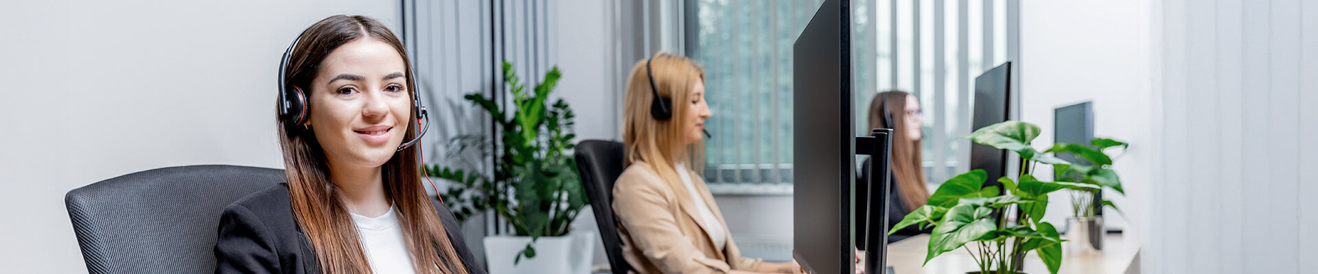 Lena Lighting - telefon na biurku