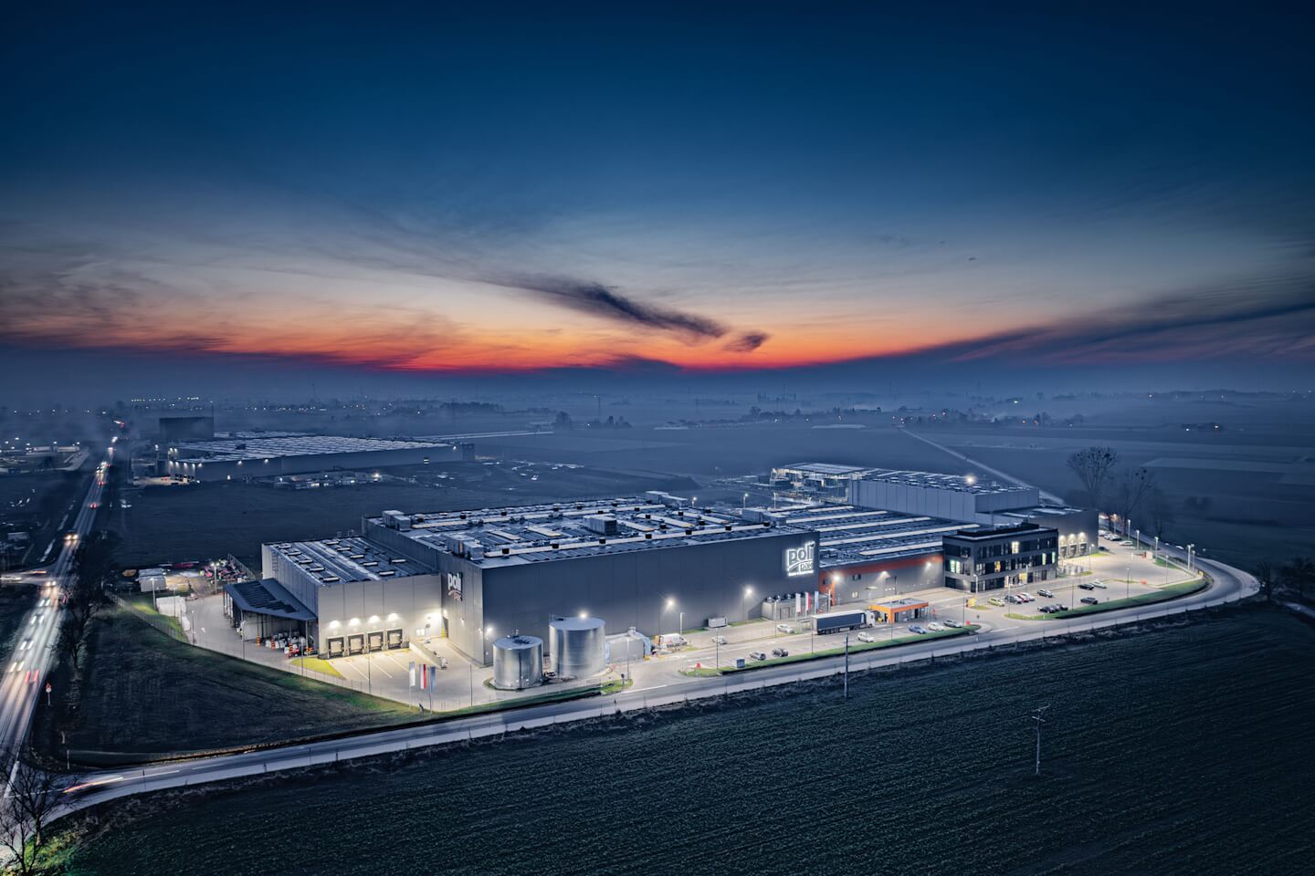 Zakłady Polipak – nowoczesne oświetlenie LED w hali produkcyjnej i biurach