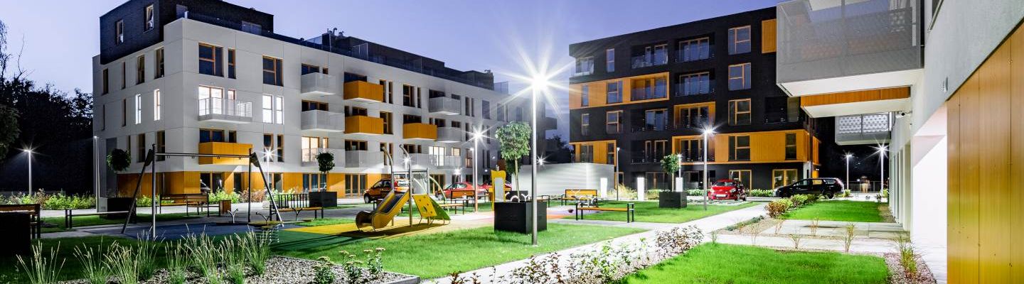 Lena Lighting oswietlony plac zabaw miedzy blokami