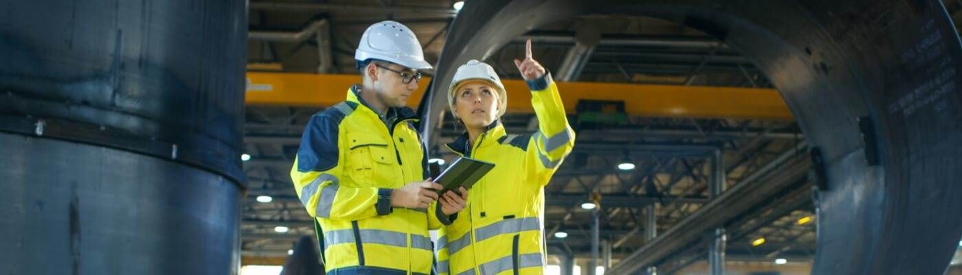 Lena Lighting dwie osoby podczas audytu 