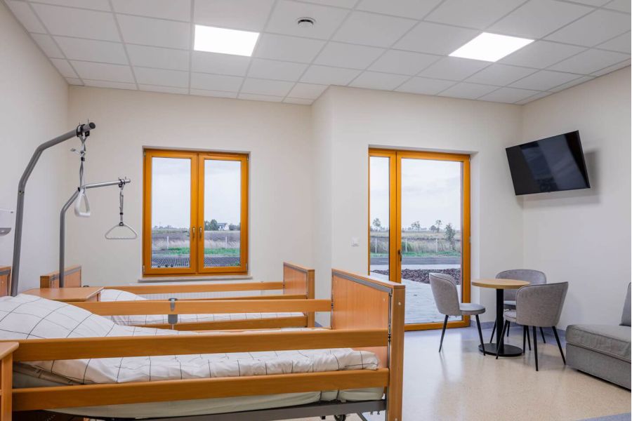 Hospicjum im. Piotra Króla w Środzie Wielkopolskiej pokój, oświetlenie sali LED