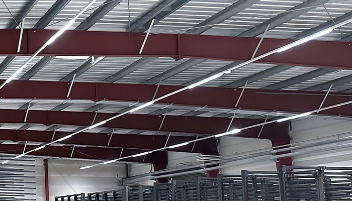 570 metrów linii świetlnych Linea S LED w zakładzie przetwórstwa drewna w Niemczech