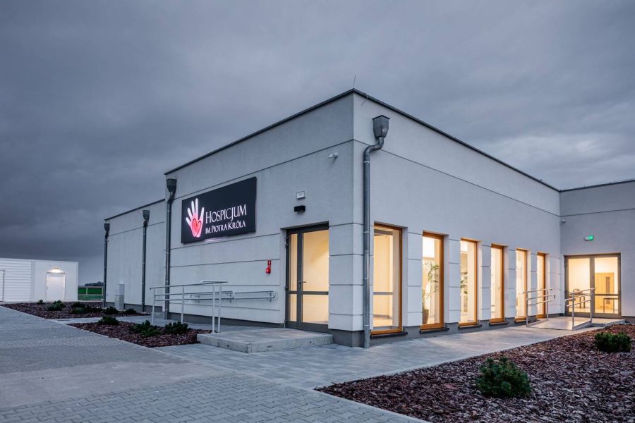 Hospicjum im. Piotra Króla w Środzie Wielkopolskiej elewacja zewnętrzna, oświetlenie LED