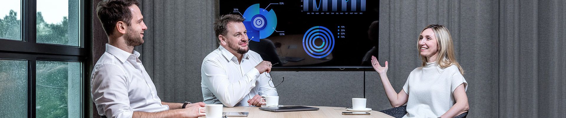 Lena Lighting- rozmawiający pracownicy