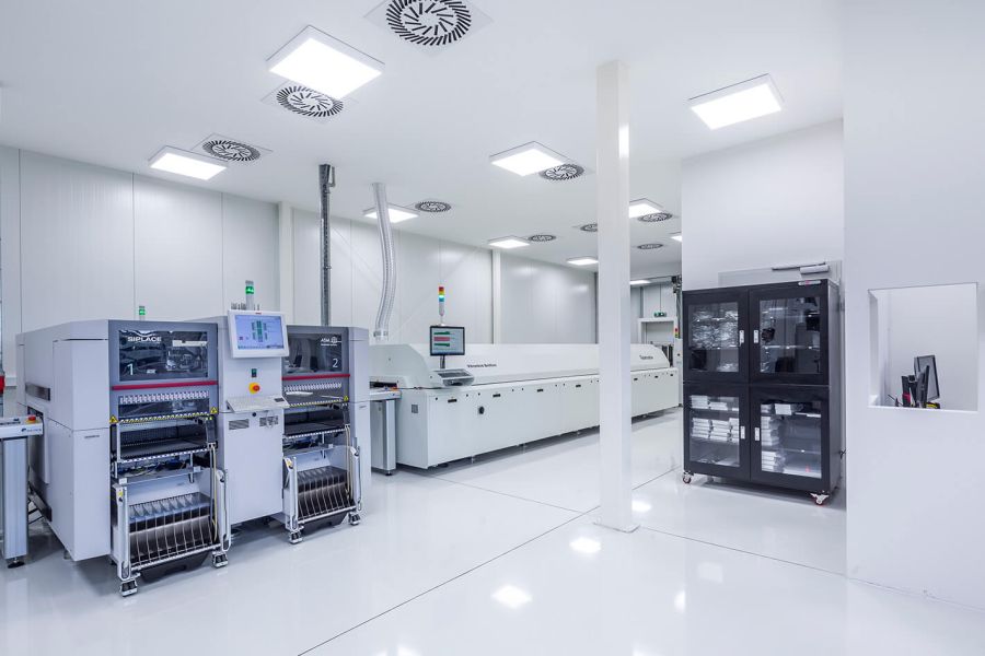 Linia SMT Lena Lighting 2 maszyny do produkcji paskow LED, oprawy LED clean room, produkcja czysta