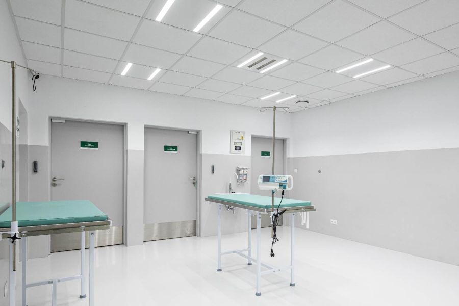 Przychodnia Weterynaryjna Smartvet sala zabiegowa oświetlenie pomieszczenia czystego LED