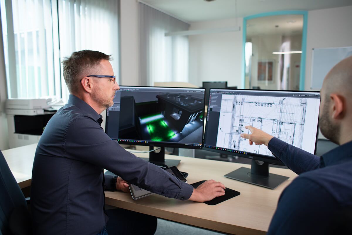 Dialux w Lena Lighting projektanci przed ekranami komputerów tworzenie projektu z oprawami oświetleniowymi led