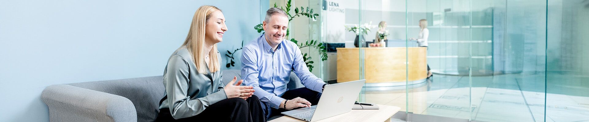 Lena Lighting- pracownicy rozmawiają