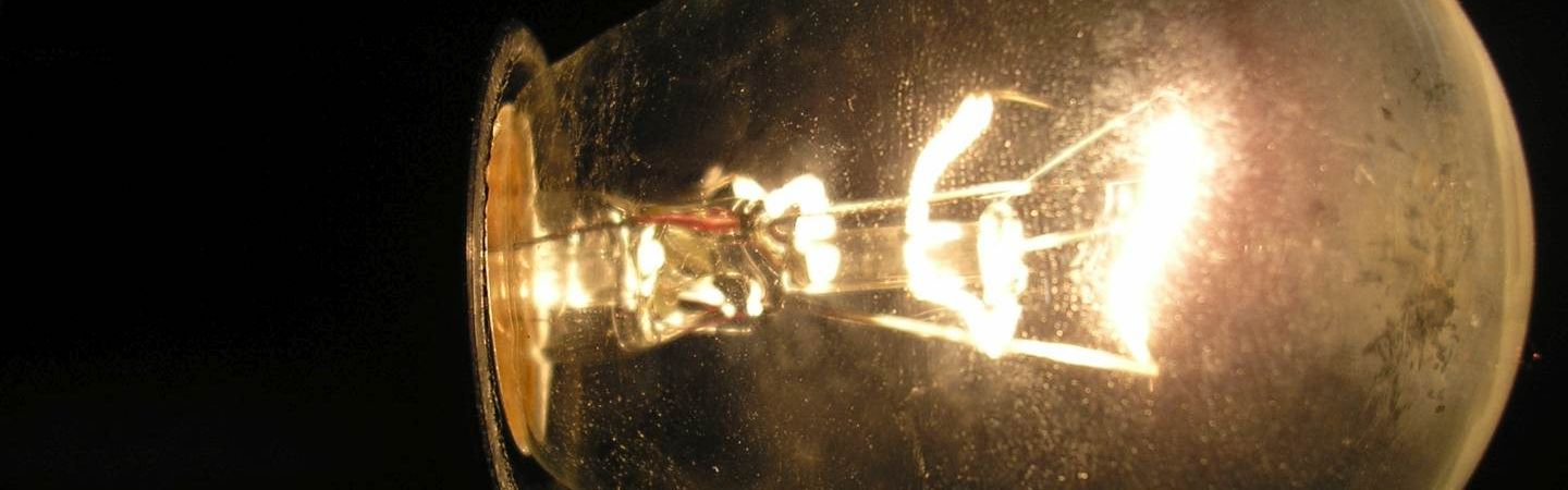 Lena Lighting wlaczona zarowka