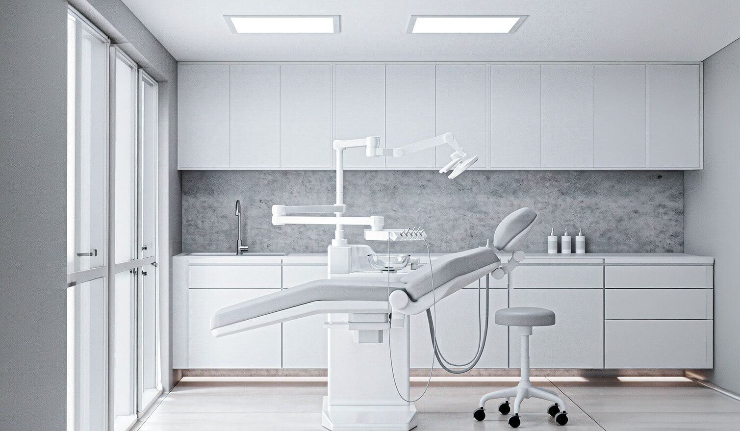 Wnętrze gabinetu stomatologicznego z białymi ścianami i fotelem dentystycznym przygotowany do zabiegów stomatologicznych | Lumedic