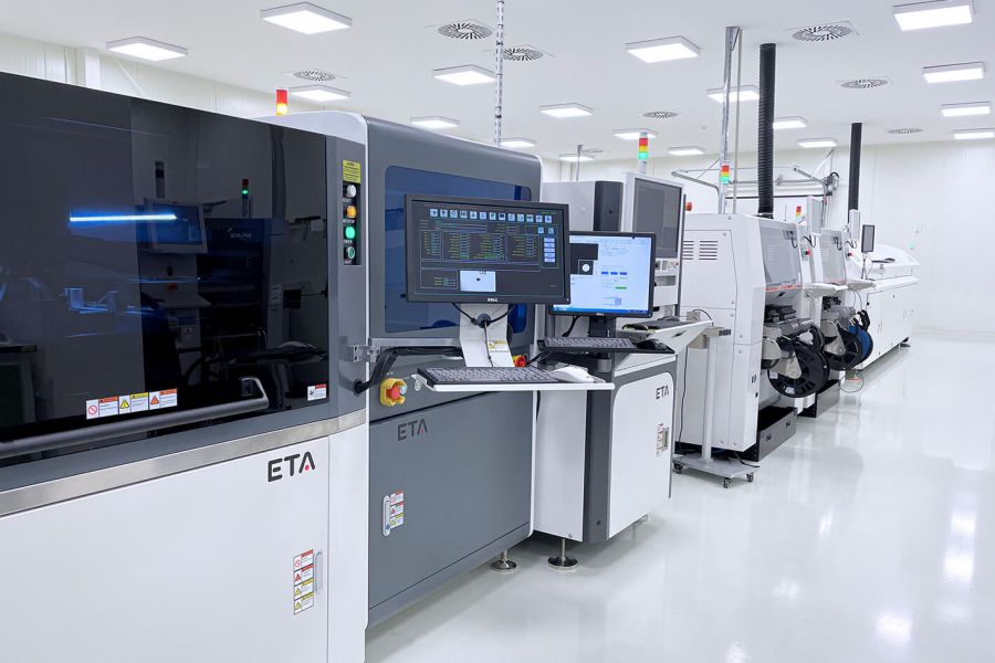 Linia SMT Lena Lighting 3 komputer i maszyny do produkcji, oprawy LED clean room, produkcja czysta
