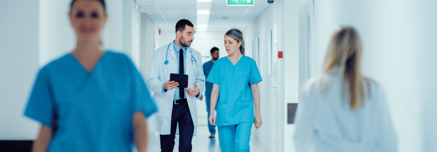 Lena Lighting doktor z pielegniarka na korytarzu