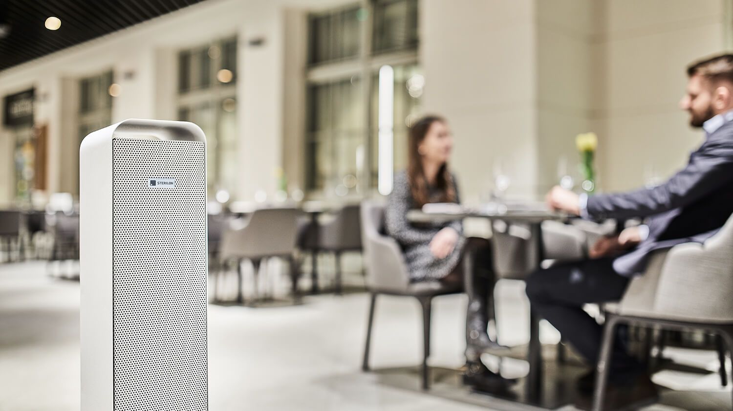 Lena Lighting przedstawienie działania dezynfekcji przepływowej w restauracji