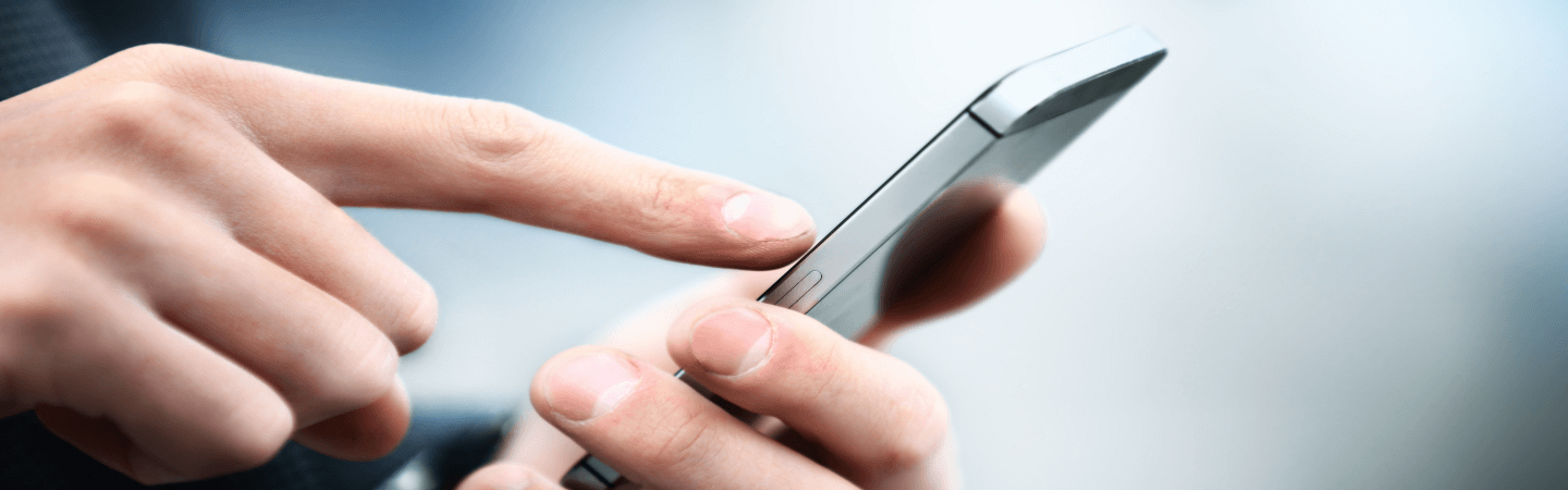 Lena Lighting osoba uzywajaca telefonu