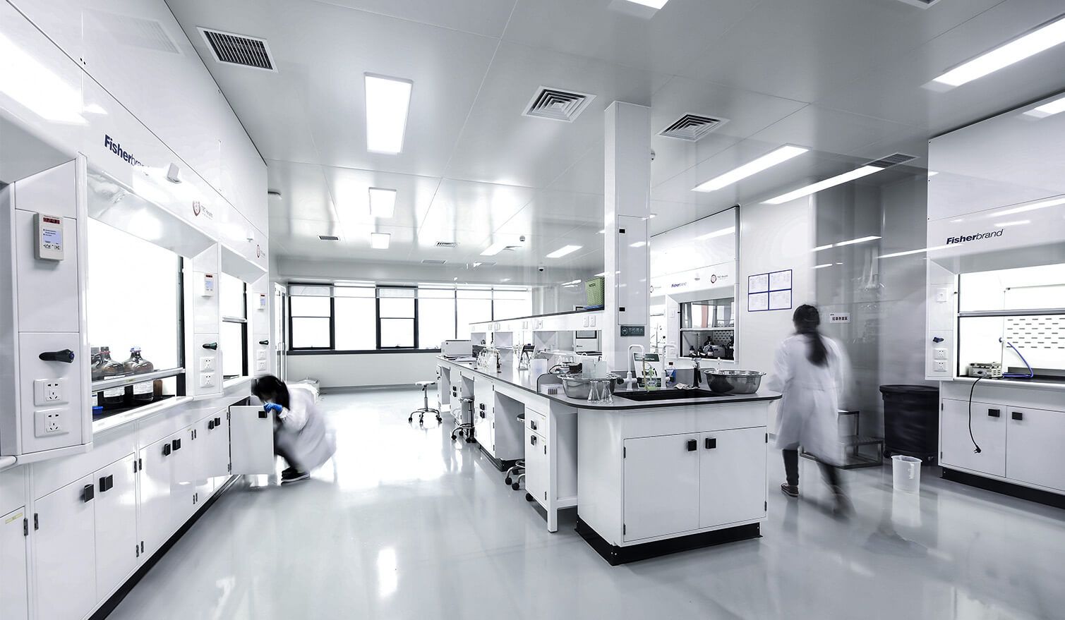  Laboratorium farmaceutyczne z białymi ścianami i szafkami, oświetlone jasnym światłem